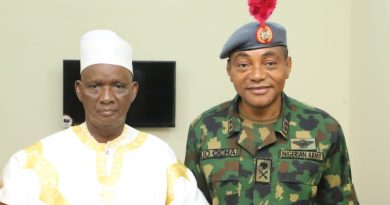 Commandant visits, commends ABU professor for returning over ₦1.1M to NDA 6