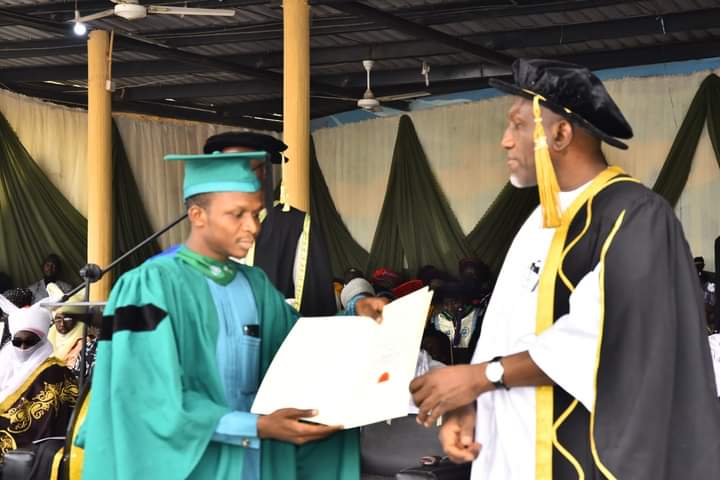 Mahadi Abuhuraira receiving his award from the Vice Chancellor of ABU Zaria, Professor Kabir Bala